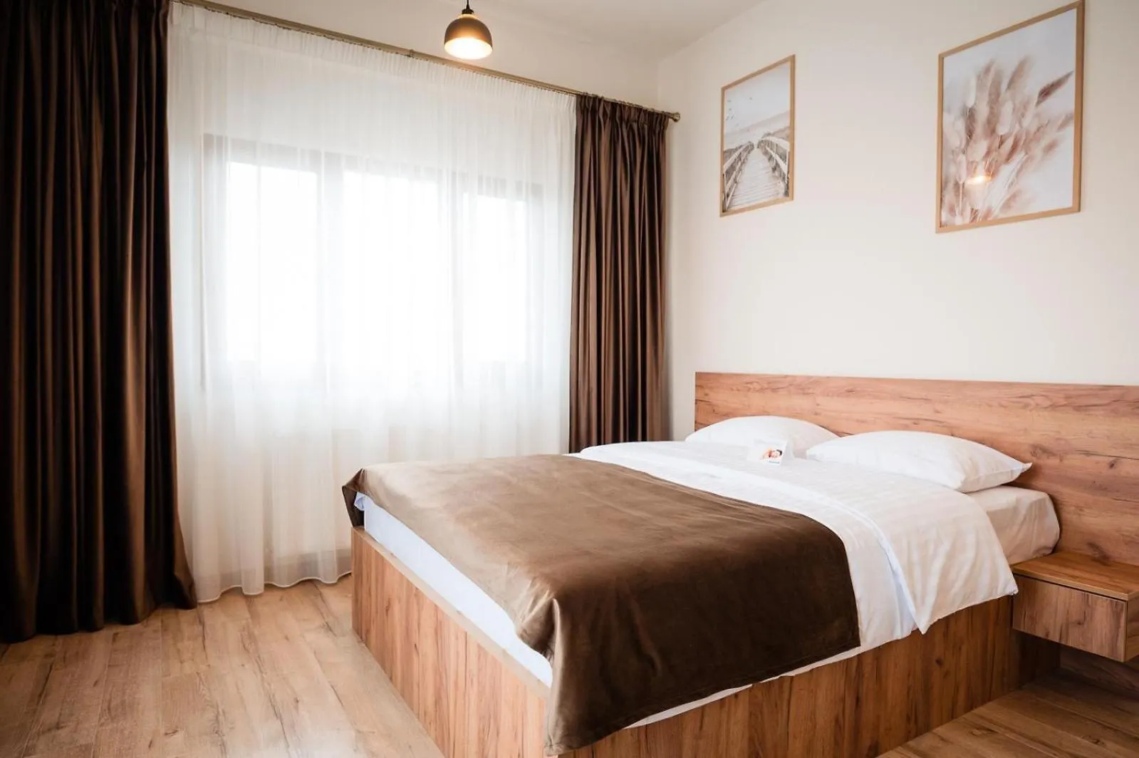Stay At Georges And Fly Otopeni Lägenhetshotell
